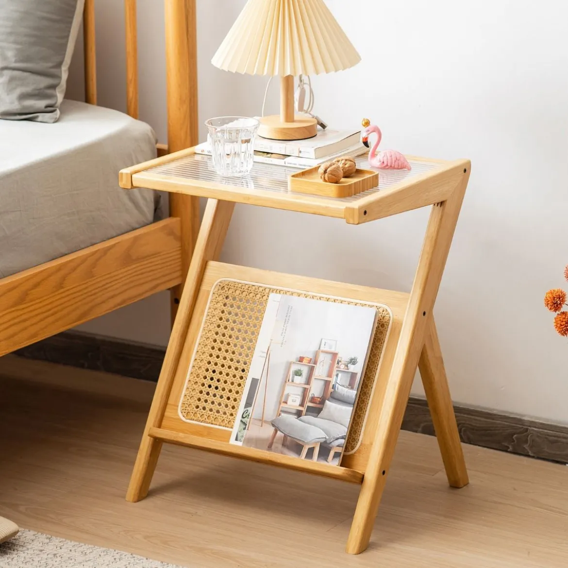 Bambus Beistelltisch mit Rattan Magazinhalter & Gehärteter Glasplatte Z-förmiger Couchtisch
