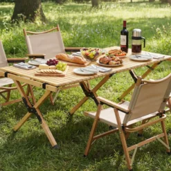Campingtisch Klappbar Picknicktisch aus Holz mit Aufrollbarer Tischplatte Tragbarer Klapptisch Kaffee/Natur