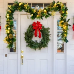 270 cm Weihnachtsgirlande mit 50 Warmweiß LEDs & Tannenzapfen & Goldenen Kugeln