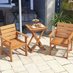 2er Set Gartenstühle aus Hartholz Balkonstühle mit geneigter Rückenlehne 64 x 60,5 x 84 cm Natur