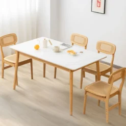 2er Set Rattan-Esszimmerstühle mit simulierter Rattan-Rückenlehne & Filzfußmatten & Holzgestell Mid-Century-Stil