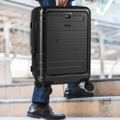 Erweiterbarer Reisekoffer leichter PC-Hartschalenkoffer mit Frontfach 20 Zoll Flugzeugtaugliches Rollgepäck Schwarz