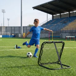 Fußball Rebounder mit 5-fach Verstellbarem Winkel & 4 Bodenankern 85 x 80 x 79 cm Schwarz