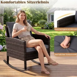 Gartenmöbel Set 3-Teiliges Balkonmöbel aus Rattan mit 2 Schaukelstühlen & Glastisch Grau/Beige