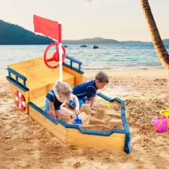 Holz-Sandkasten in Piratenschiff-Optik mit Sitzbank und Flagge Holz-Piratenschiff Kinder-Sandkasten 154 x 78 x 100 cm