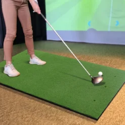 3-in-1-Abschlagmatte für Golf mit Kunstrasen 2 Golf-Tees 2 Ausrichtungsstäben & 6 vorgebohrten Abschlaglöchern 152 x 92 cm