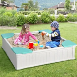Kinder Sandkasten aus Holz mit Oxford-Abdeckung & Bodenauskleidung & 4 Ecksitzen Weiß