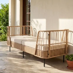 Schlafsofa Outdoor Rattan Sofabett mit Armlehnen Stabilem Metallrahmen bis 360 kg Belastbar