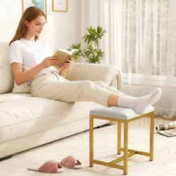 Schminkhocker kleiner Make-up-Stuhl mit weicher gepolsterter Sitzfläche und modernen goldfarbenen Metallbeinen Weiß