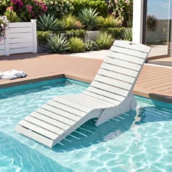 Sonnenliege aus HDPE Ergonomische Gartenliege in S Form Wetterfester Strandliege mit Rollen Weiß