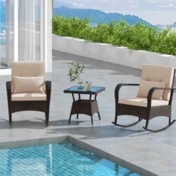 3-Teiliges Gartenmöbel-Set 2 Rattan Schaukelstühlen mit Glastisch Outdoor Sitzgruppe mit Metallrahmen