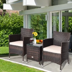 3-teiliges Rattan-Set mit Couchtisch, Stühlen & dicken Kissen Braun + Beige