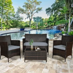 4 TLG. Outdoor Terrassenmöbel Set aus PE Rattan mit Gehärtetem Glastisch & Kissen Grau
